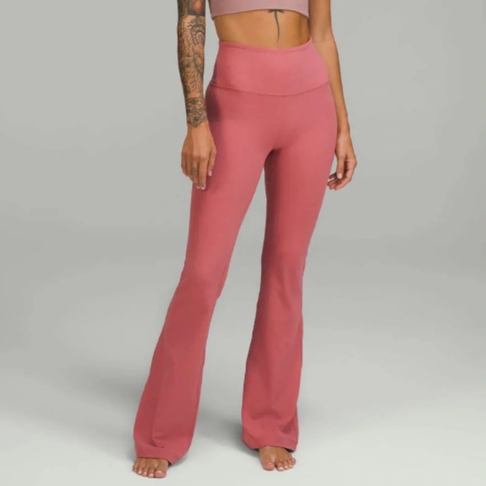 Lululemon Groove Super-High-Rise Flared Pant Nulu
Brier Rose - Picture 1 of 12